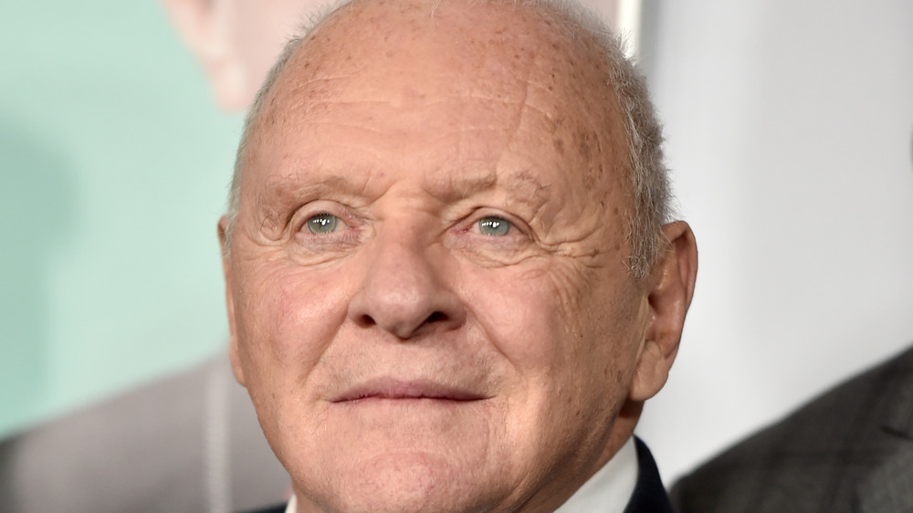 Anthony Hopkins, non sorridente, tappeto rosso, anziano, in abito