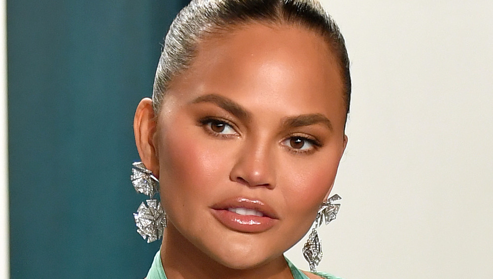 Chrissy Teigen in posa