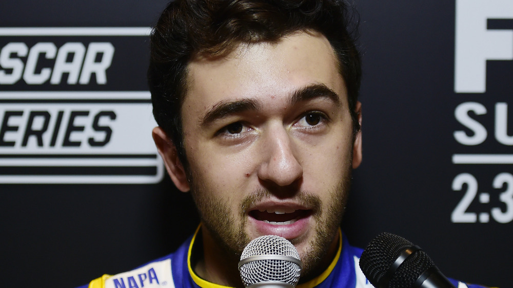 Chase Elliott che parla ai giornalisti