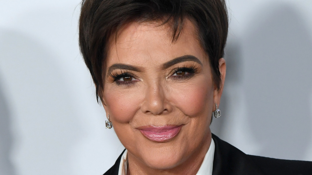 Kris Jenner sorride