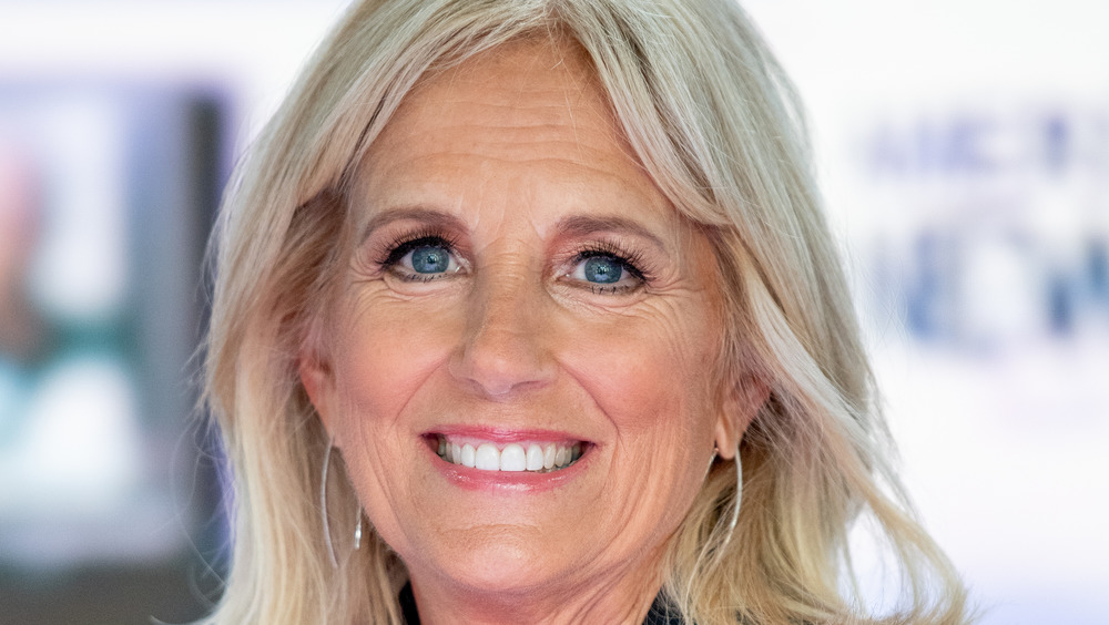 Jill Biden sorride per le telecamere