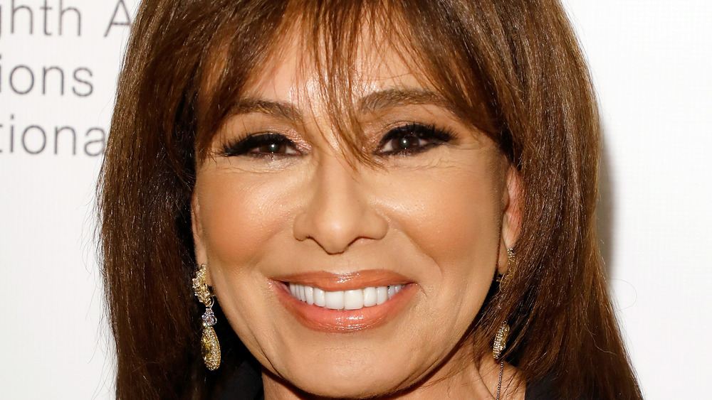 Jeanine Pirro sorride