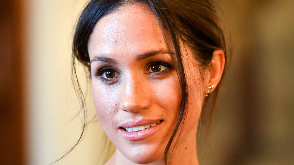 Meghan Markle sorride a un evento