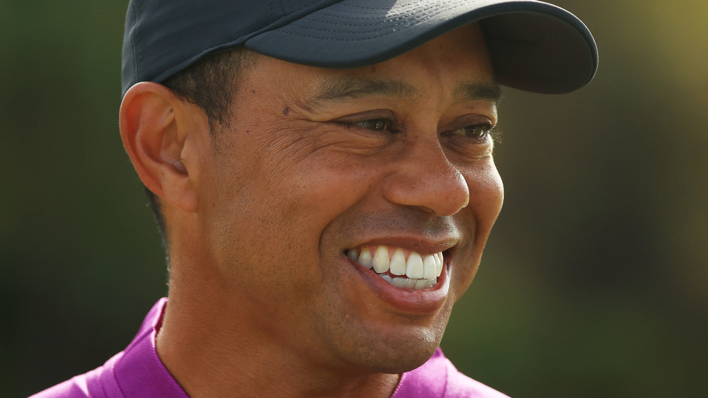 Tiger Woods sorridente sul campo da golf