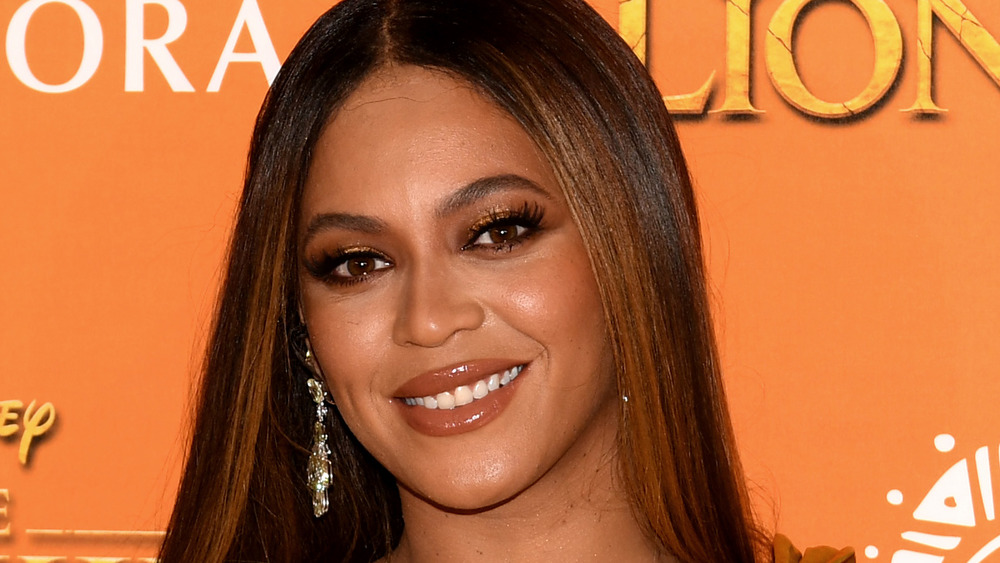 Beyoncé sorride sul red carpet