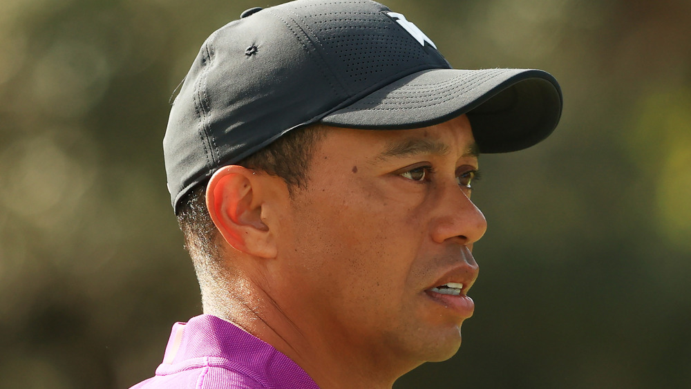 Tiger Woods guarda lontano