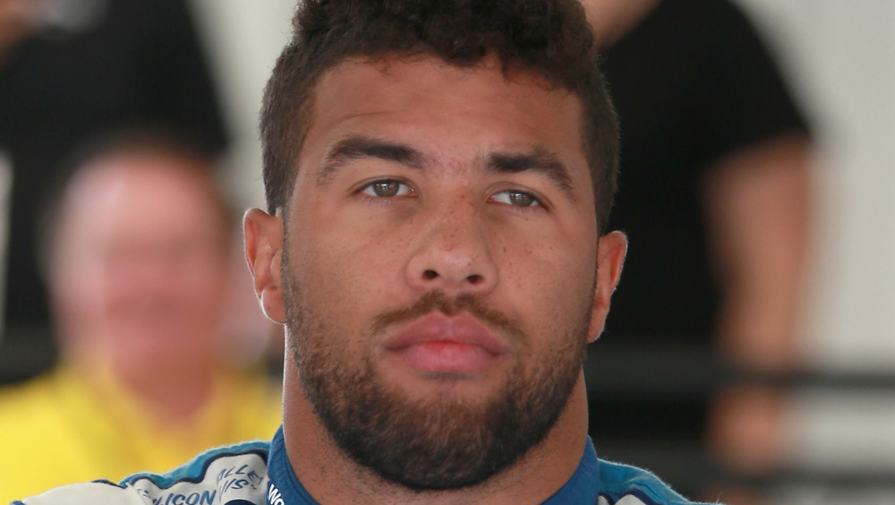 Bubba Wallace guarda seriamente a Richmond Raceway