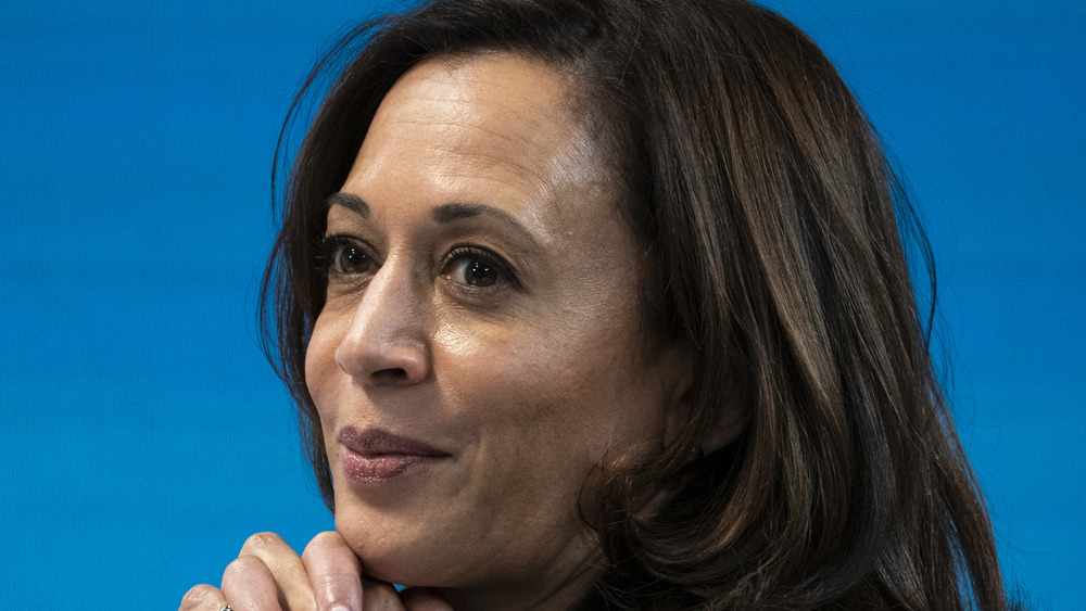 Kamala Harris stringe le mani