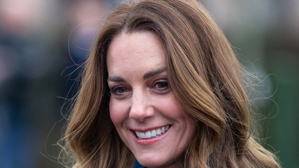 Kate Middleton sorride