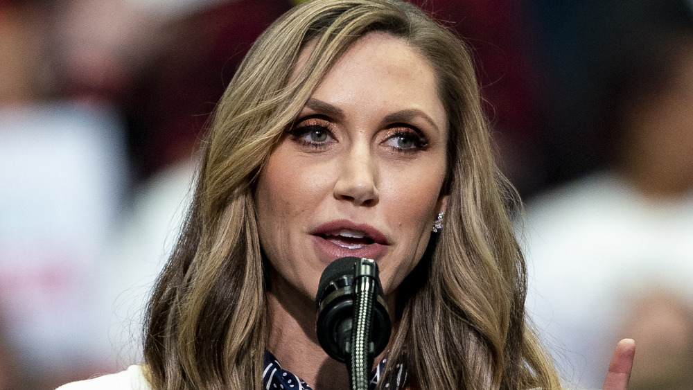 Lara Trump parlando a un evento