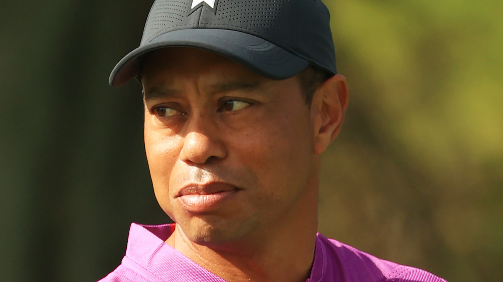 Tiger Woods guarda il suo put mentre è in competizione