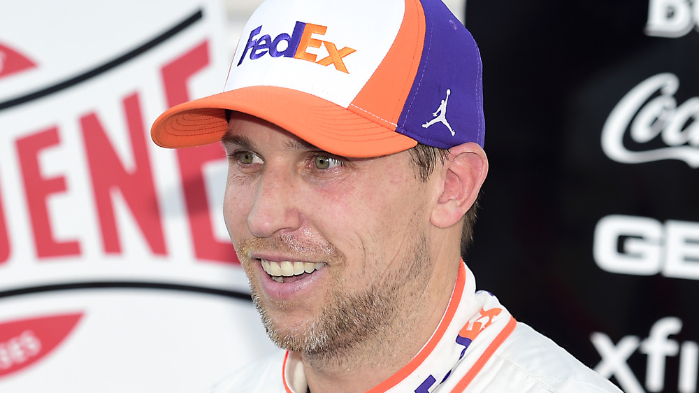 Denny Hamlin parla ai giornalisti dopo una gara