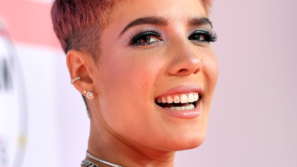 Halsey sorride con un gioiello sul dente