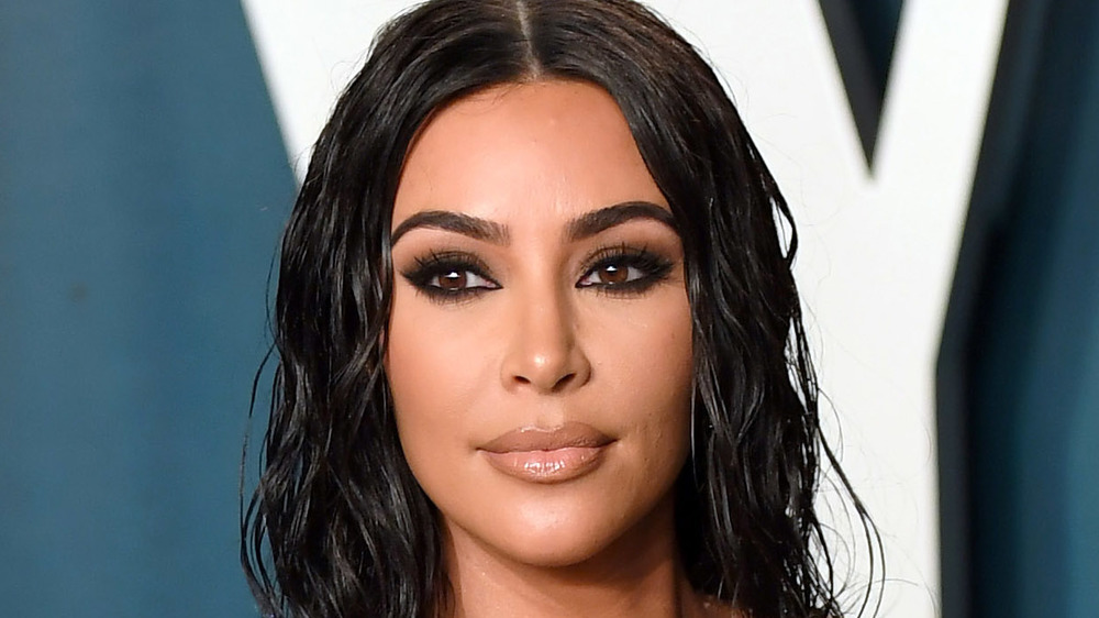 Kim Kardashian in posa a un evento 