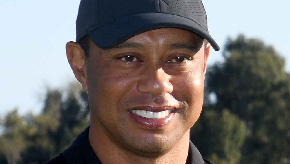 Tiger Woods sorride sul campo