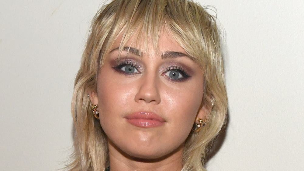 Miley Cyrus con un'espressione neutra