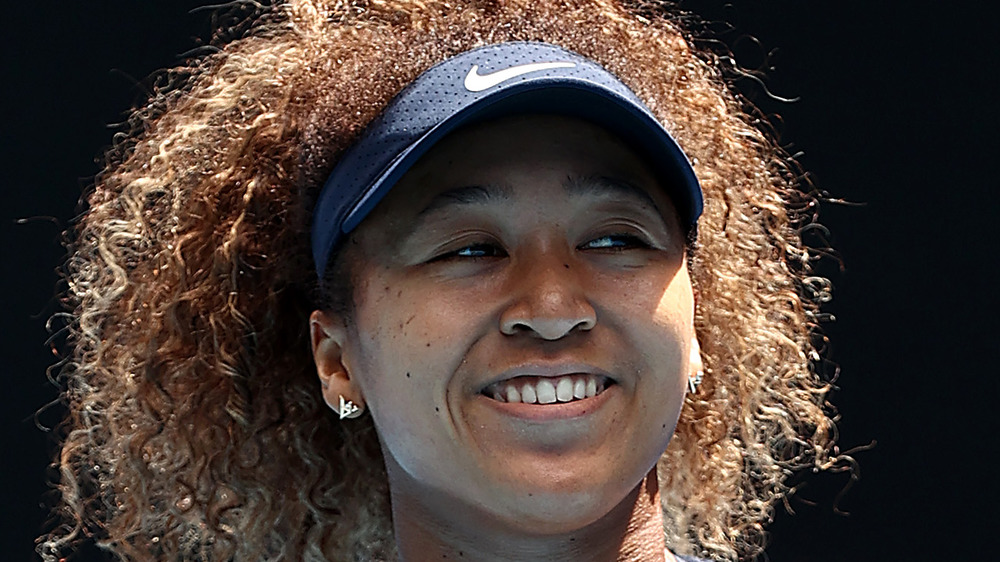 Naomi Osaka sorride dopo la vittoria