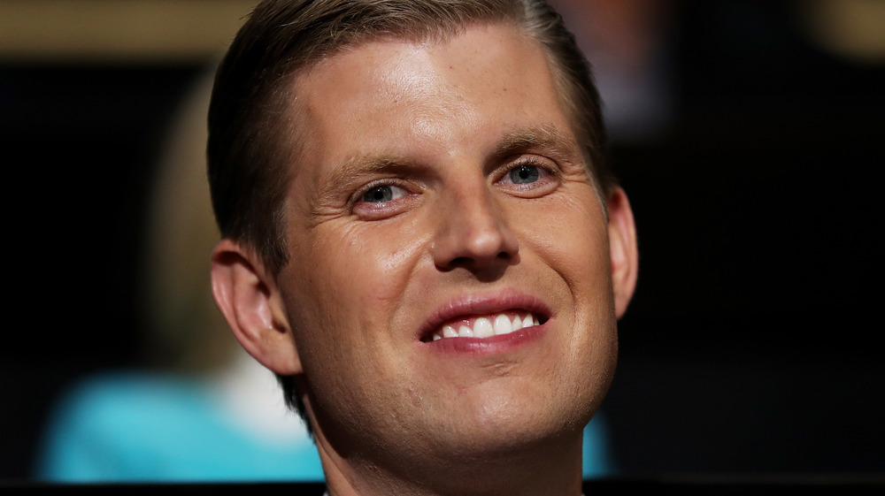 Eric Trump sorride