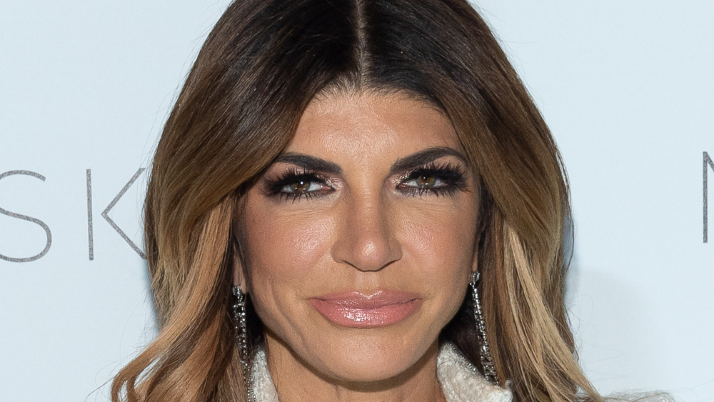 Teresa Giudice fissa la telecamera