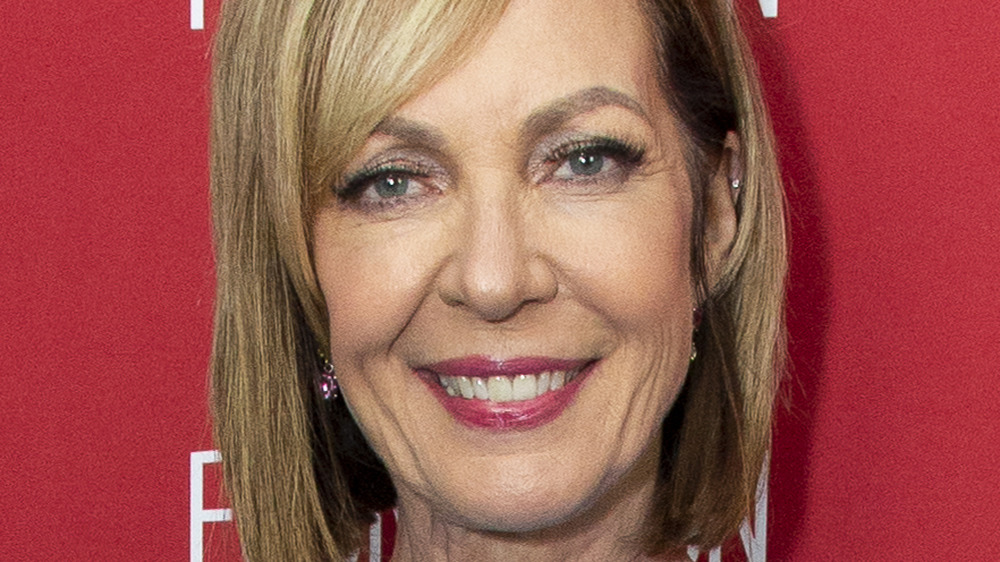 Allison Janney sorride a un evento 