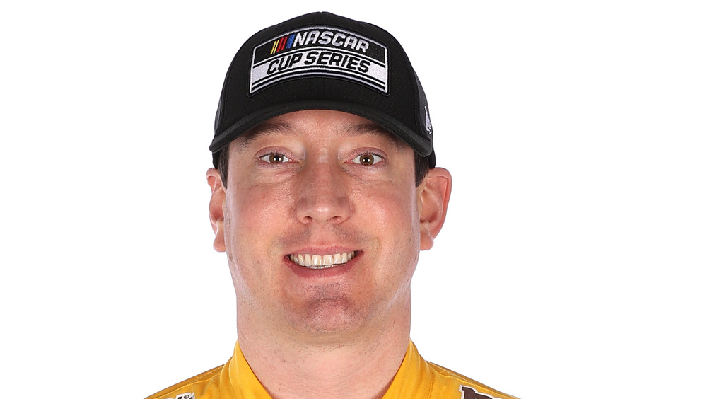 Kyle Busch sorride in tuta NASCAR