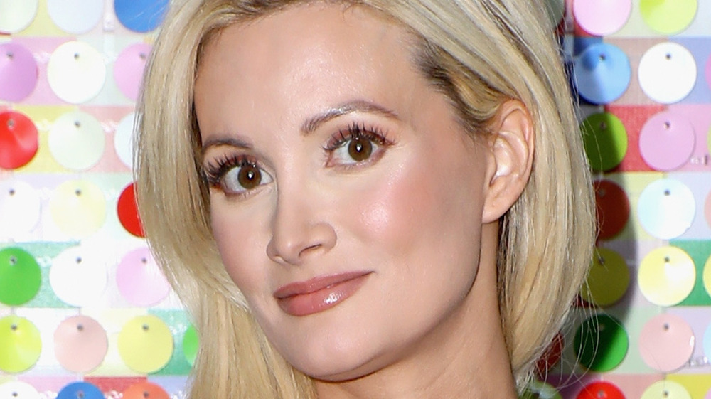 Holly Madison con un'espressione neutra