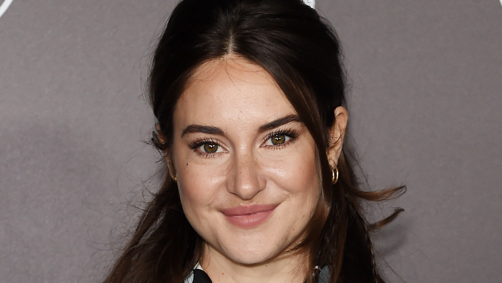 Shailene Woodley sorride a un evento