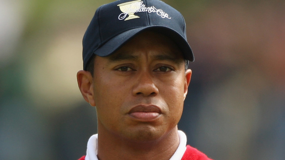 Tiger Woods a guardare il campo da golf