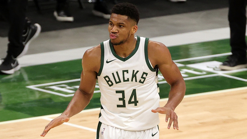 Giannis Antetokounmpo in una maglia dei Bucks