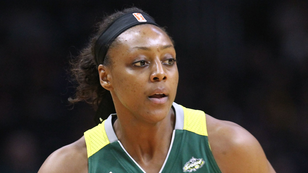 Monica Wright gioca a basket