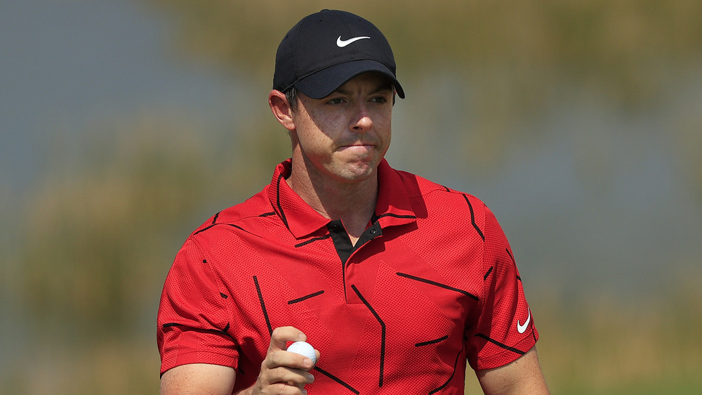 Rory McIlroy gioca a golf