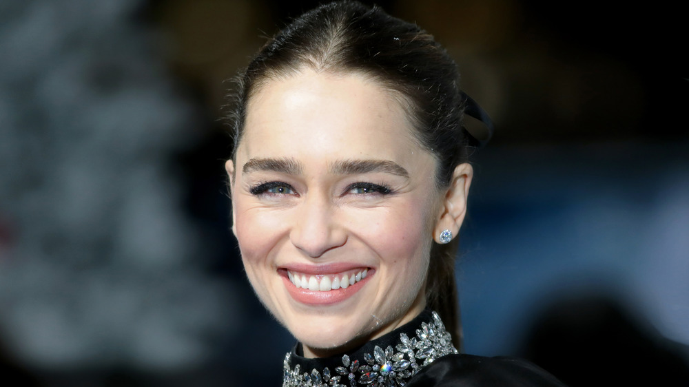 Emilia Clarke sorride