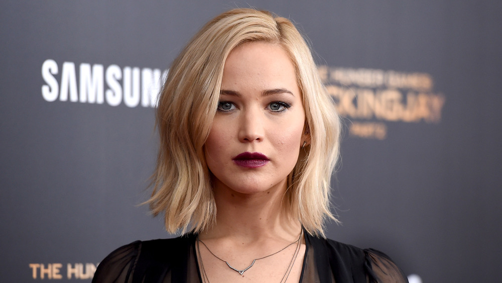 Jennifer Lawrence sembra seria