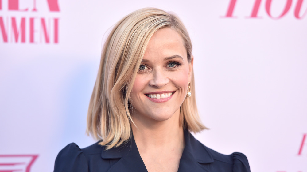 Reese Witherspoon sorride