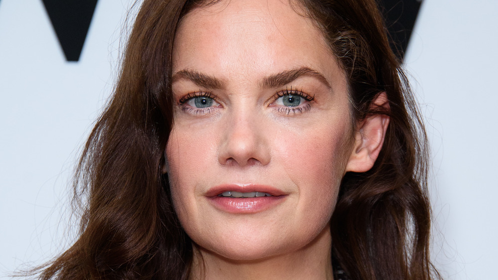 Ruth Wilson che guarda l'obbiettivo