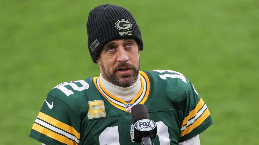 Aaron Rodgers indossa un cappello e una maglia da calcio