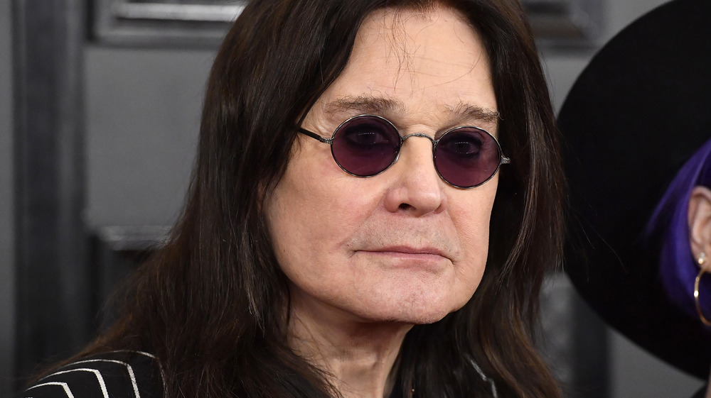 Ozzy Osbourne indossa occhiali viola