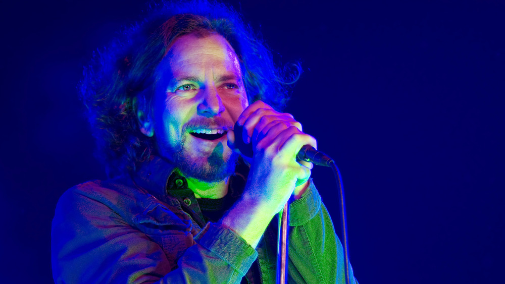 Eddie Vedder con in mano un microfono