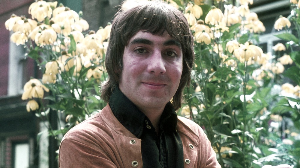 Keith Moon davanti ai fiori