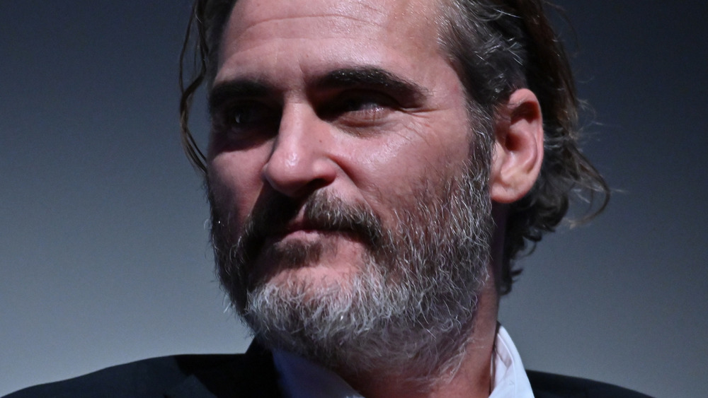 Joaquin Phoenix distoglie lo sguardo