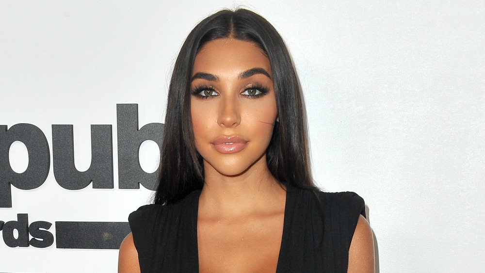 Chantel Jeffries in posa sul tappeto rosso 