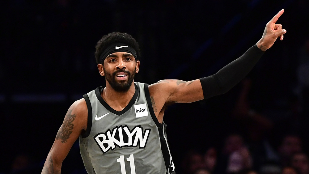 Kyrie Irving gioca a basket per i Brooklyn Nets