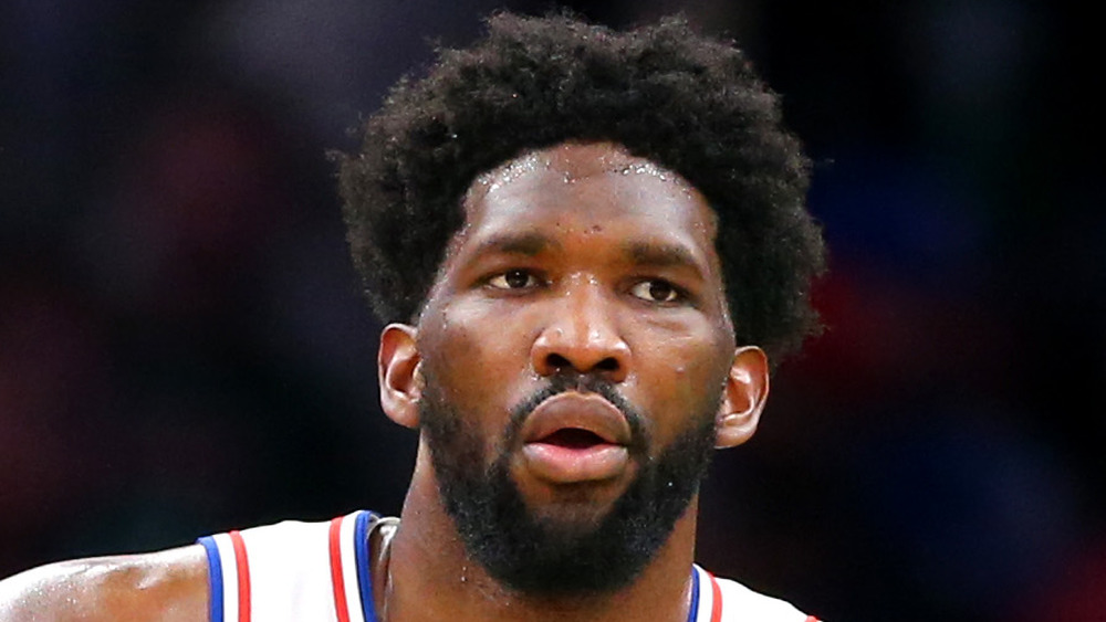 Peli sul viso di Joel Embiid