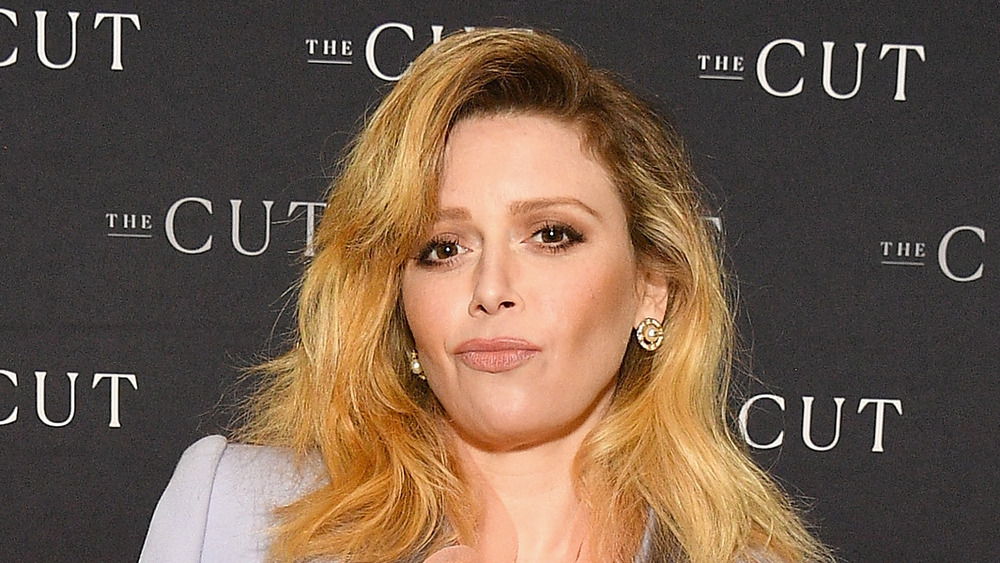 Natasha Lyonne sorride