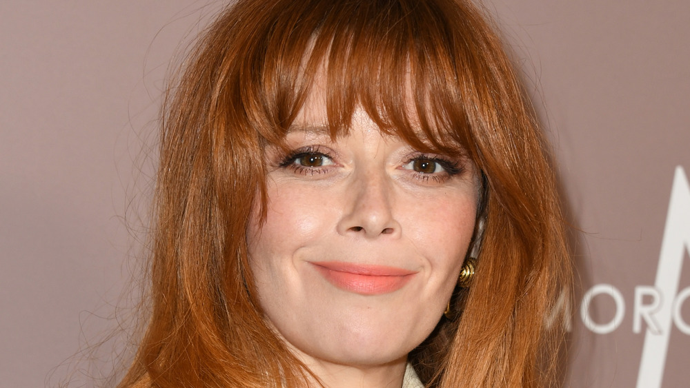 Natasha Lyonne sorride