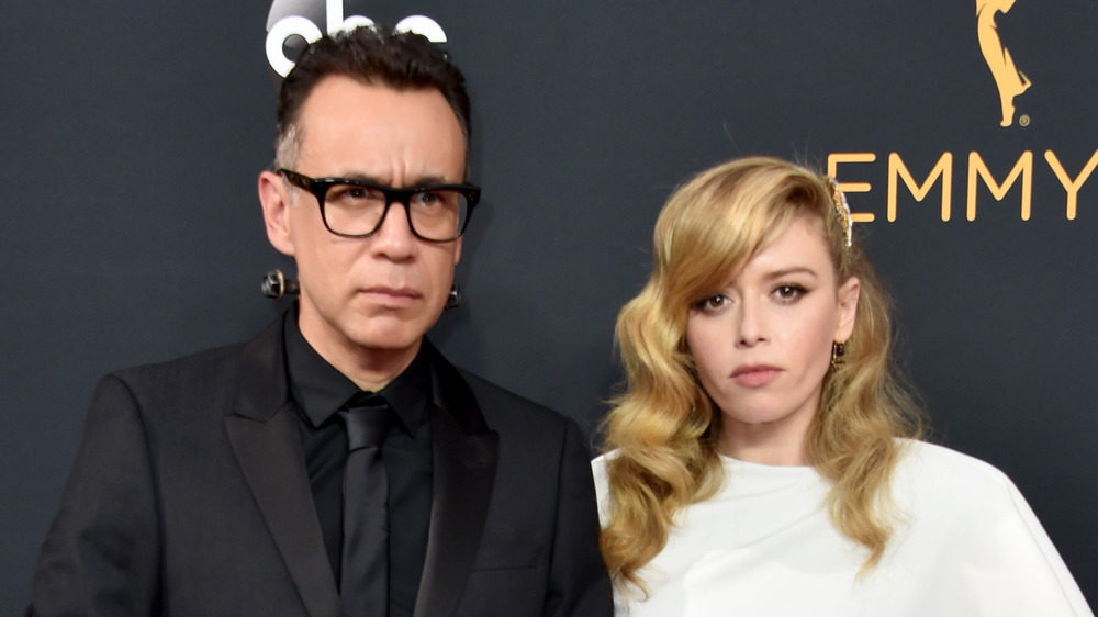 Fred Armisen e Natasha Lyonne guardando la telecamera