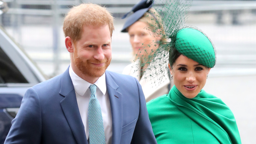 Il principe Harry e Meghan Markle camminano