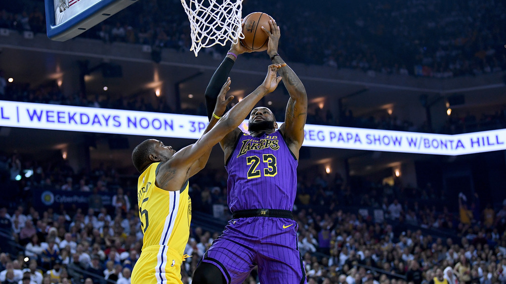 Kevin Durant e LeBron James si affrontano sul campo da basket