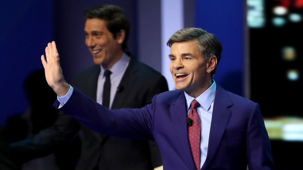 George Stephanopoulos saluta davanti a David Muir