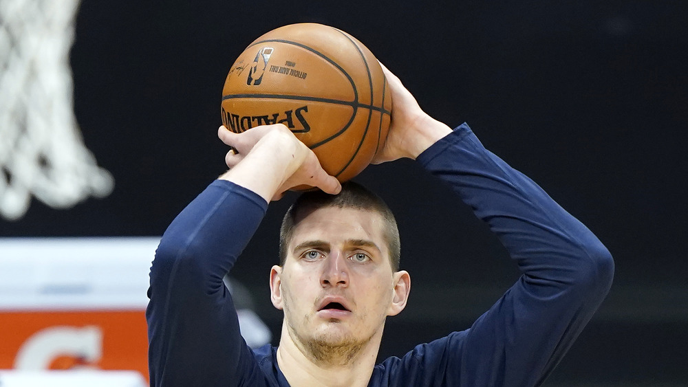 Nikola Jokic gioca a basket per i Denver Nuggets